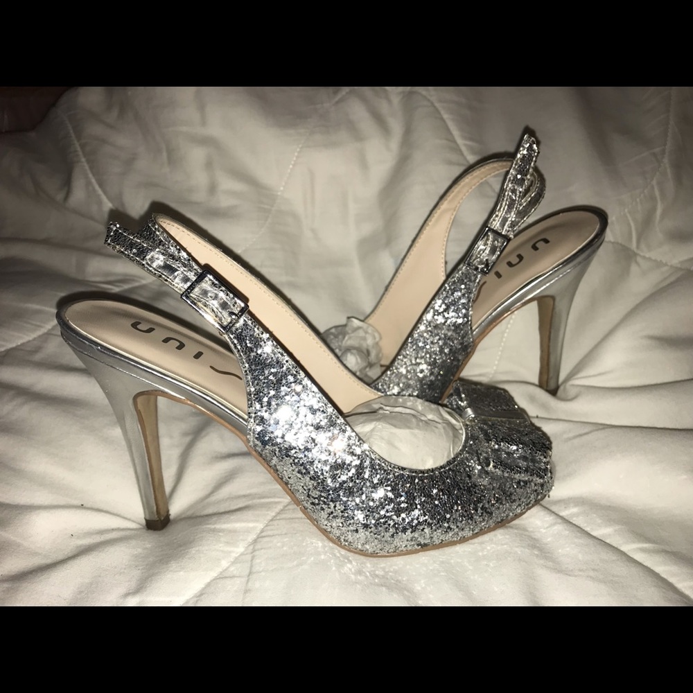 Silver Heels - Picture 2 of 4